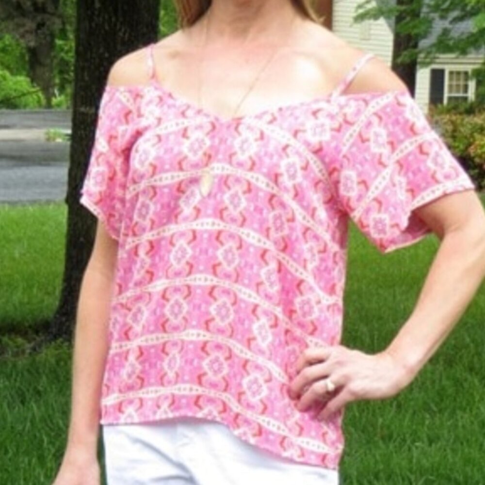 Collective Concepts Stitch Fix Women's Atalya Cold Shoulder‎ Top Pink Geometric